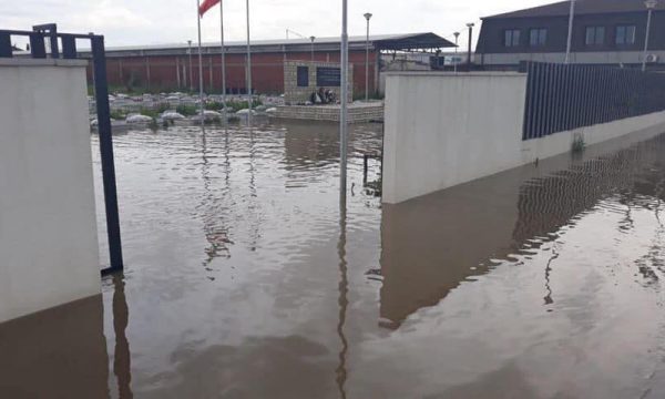 Varrezat e dëshmorëve në Fushë Kosovë mbulohen nga uji (Video)