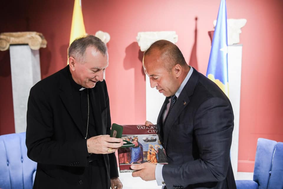 Haradinaj pret Sekretarin Parolin, ia kërkon njohjen e Vatikanit