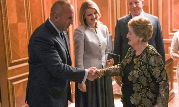 Kryeministri Haradinaj takohet me Madeleine Albright