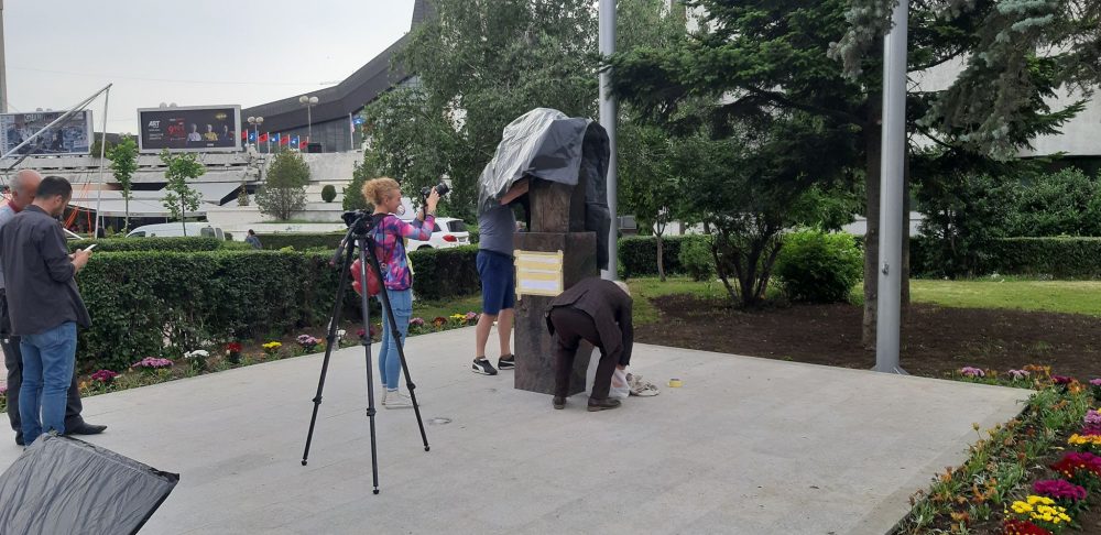Kështu duket busti i Madelenie Albright në Prishtinë