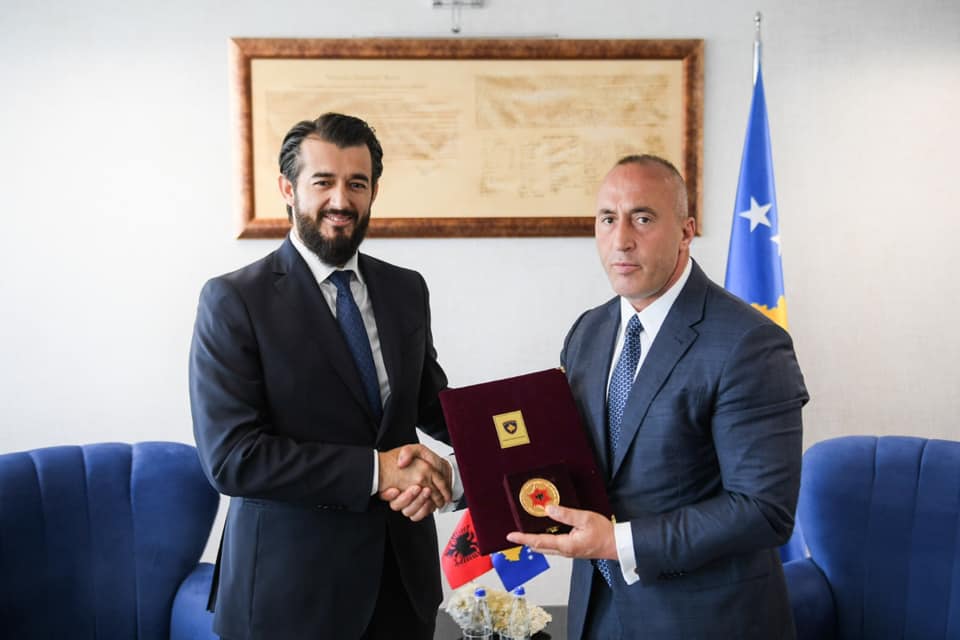 Haradinaj i ndan Labinot Tahirit medaljen Gjergj Kastrioti-Skënderbeu