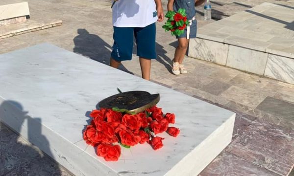 Haradinaj bën homazhe te babai dhe dëshmorët