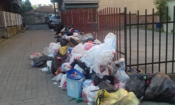 Mbeturinat në rrugë, s’ka kontejnerë
