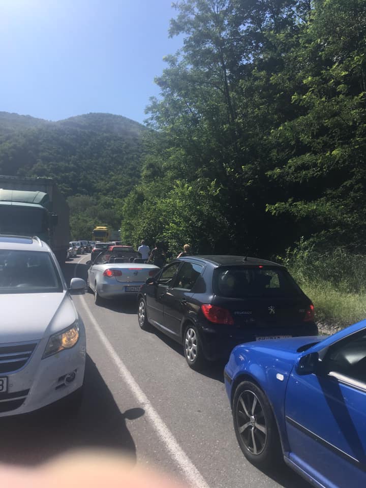 Kaos në Bllacë, qytetarët presin me orë të tëra ta kalojnë kufirin