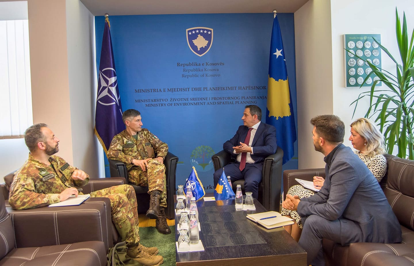 Ministri Matoshi priti në takim komandantin e KFOR-it, diskutuan për mbrojtjen e mjedisit