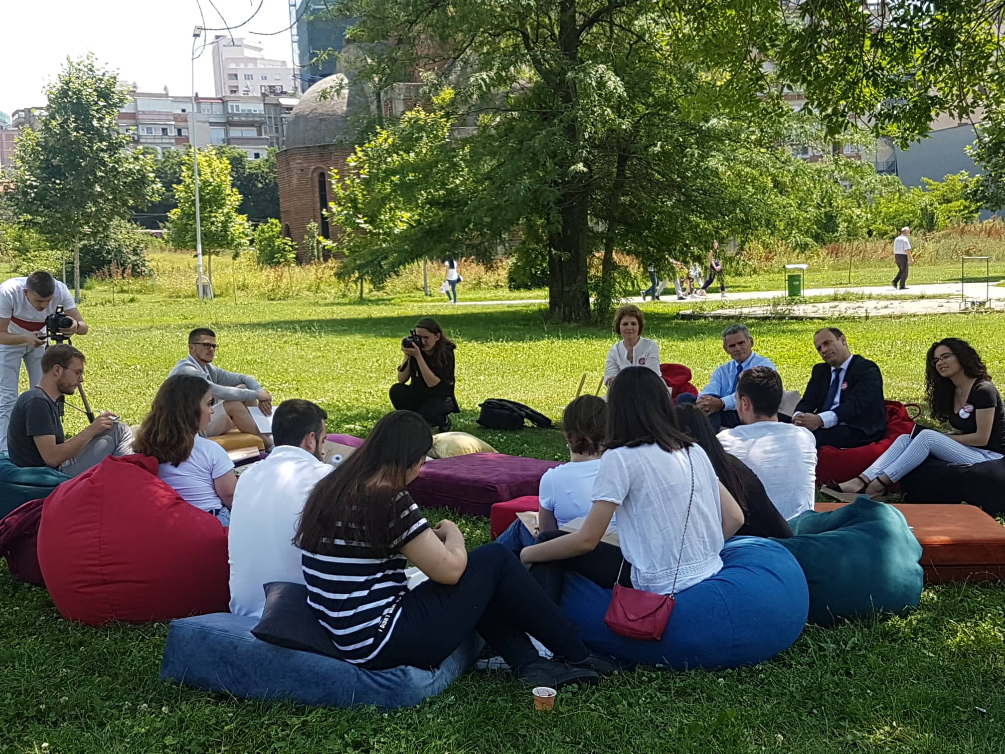 Rektori i Universitetit të Prishtinës diskutim dhe kafe me studentë