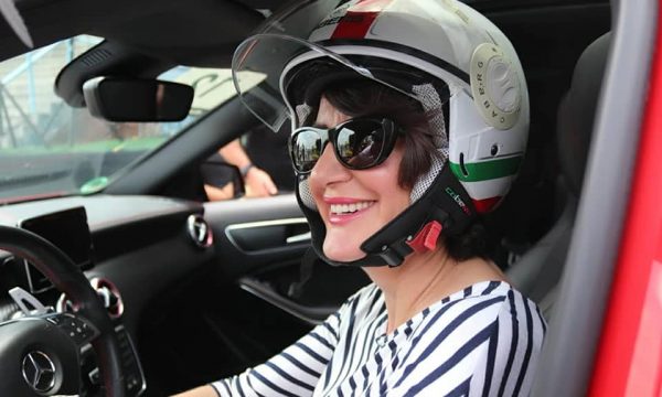 Atifete Jahjaga pjesëmarrëse në garën Automobilistike të Kosovës