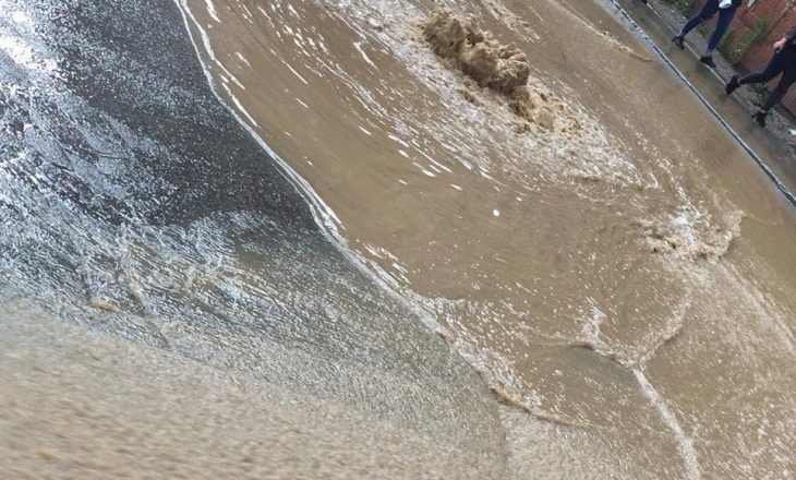 Këtë lagje të Prishtinës e merr uji, shpërthejnë ujërat e zeza (Video)