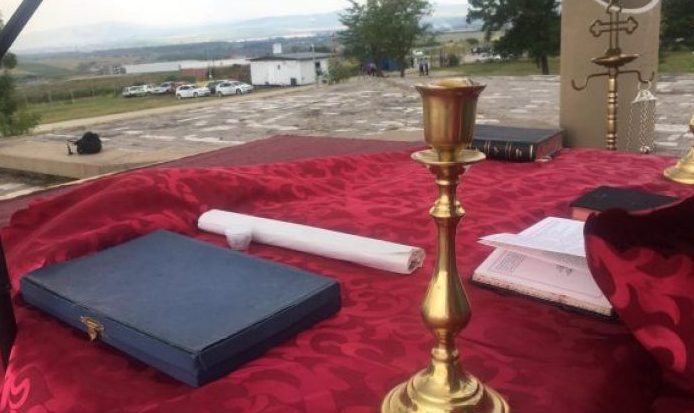 Serbi i moshuar kishte veshur bluzën me foto të Sheshelit, Policia e Kosovës e detyron ta zhvesh atë