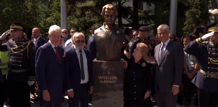 Përurohet busti i Albrightit në Prishtinë