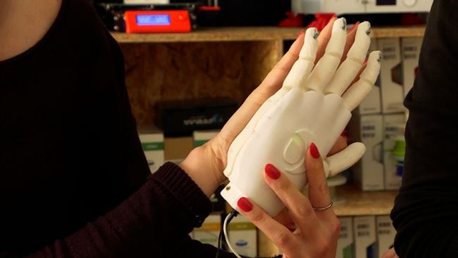 Studenti kosovar që ndërton dorë robotike