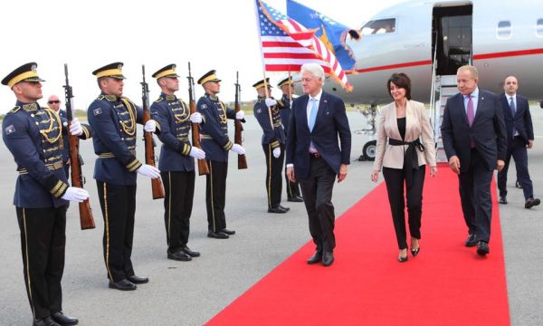 Bill Clinton arrin në Kosovë (Foto)