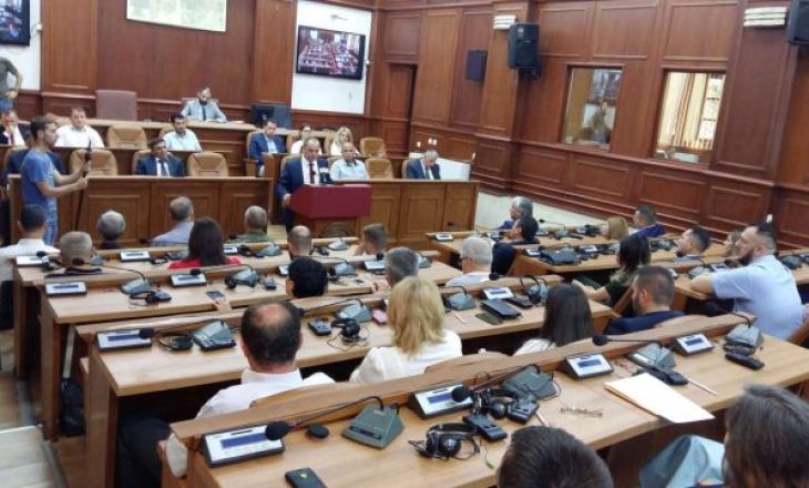 Kuvendi Komunal i Prizrenit nuk shërbeu ujë për shkak të Ramazanit, reagon asamblisti i AAK-së
