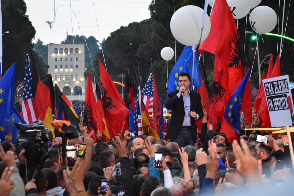 Protesta e opozitës në Tiranë, Basha: Të largojmë kryeministrin që shtoi papunësinë