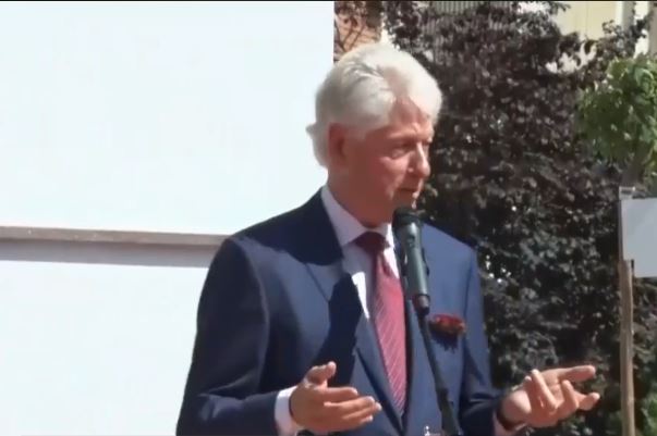 Zbulohet pllaka në bulevardin “Bill Clinton”: Kjo është dhuratë shumë e çmuar për mua