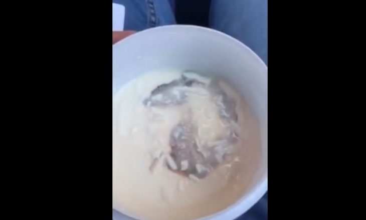 Blen produktin schmand në market, por qytetari shokohet nga ajo çka sheh brenda