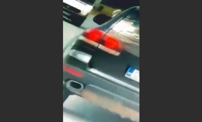 Ndodhë edhe kjo: Shoferi vozitë me këmbë në dritare të veturës