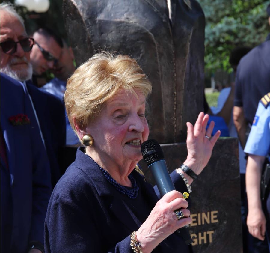 Albright pas zbulimit të bustit: Dua të falënderoj atë që më ka bërë kaq të gjatë