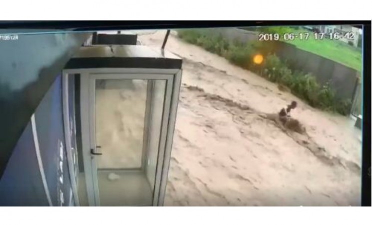 E tmerrshme: Një qytetar të Rahovecit e merr uji nga vërshimet