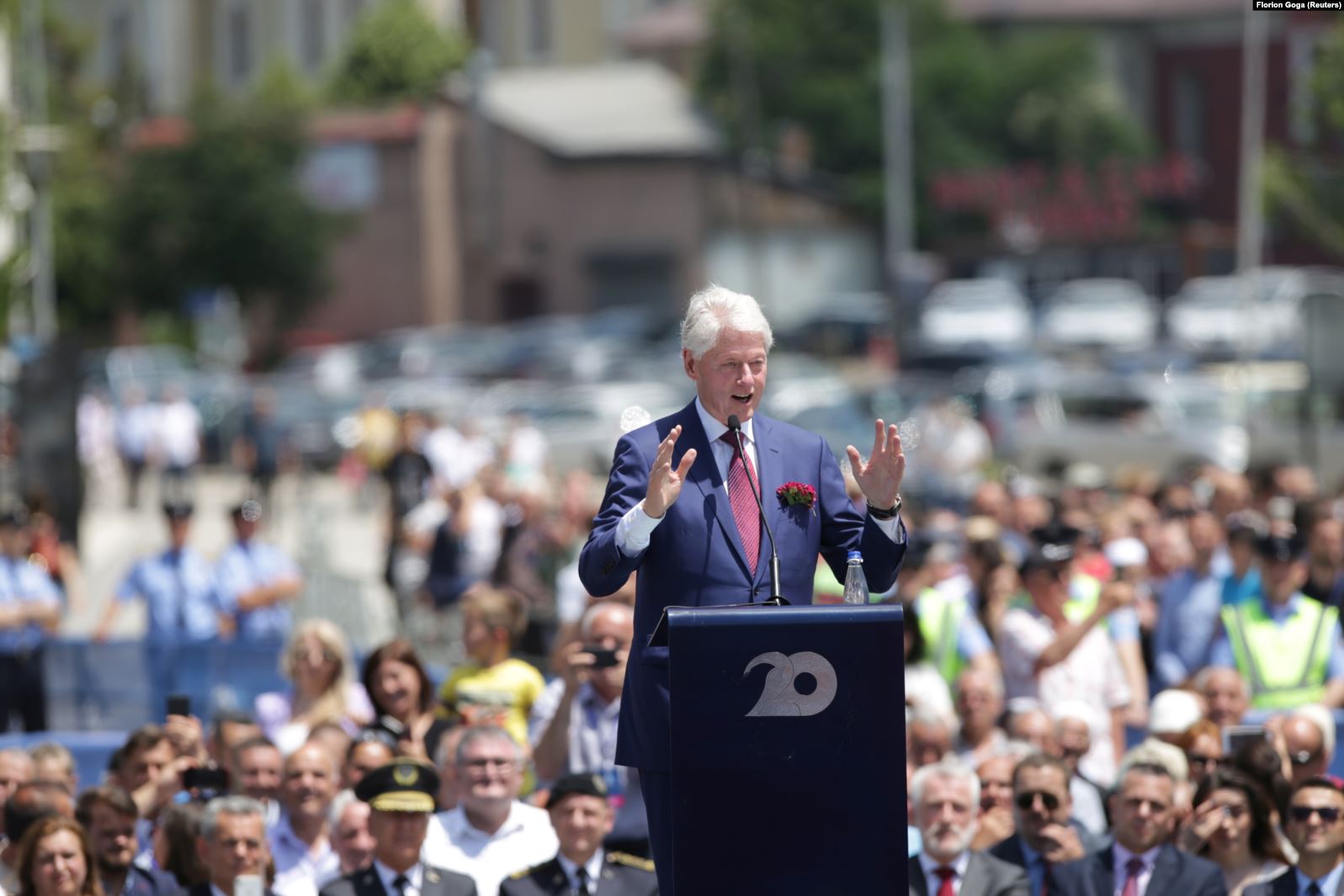 Clinton tregon një moment emocionues: Një kamarier shqiptar ra në gjunjë për t’më falënderuar