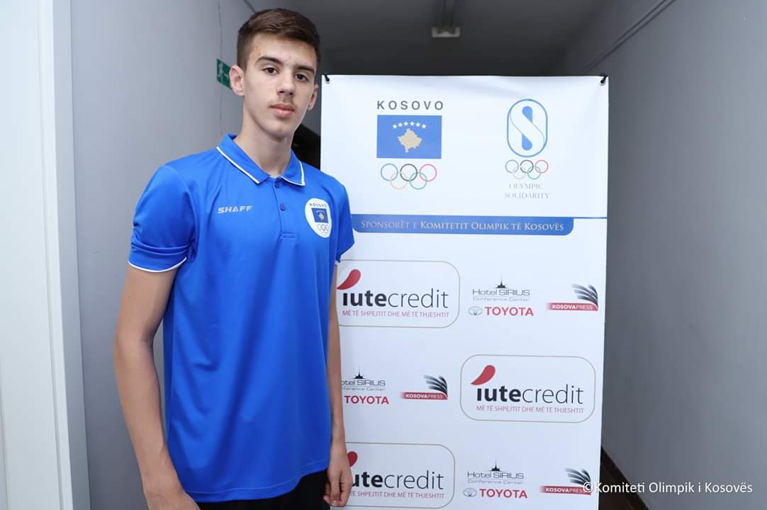 Fatih Karabaxhaku ka mësuar shortin për garat e pingpongut