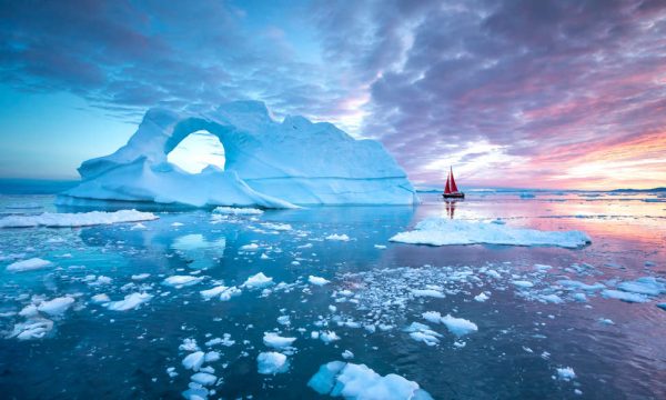 Dje në Grenlandë u shkrinë dy miliardë tonë akuj