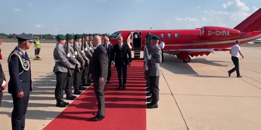 Ramush Haradinaj pritet me ceremoni ushtarake në Berlin (VIDEO)
