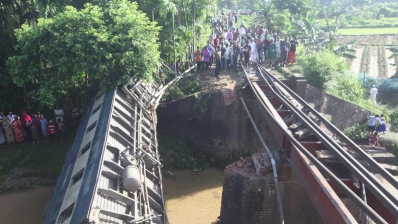 Treni del nga shinat, pesë të vdekur e dhjetëra të lënduar në Bangladesh