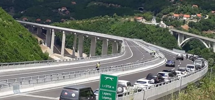 Gjobë për të gjithë ata që e ndalin veturën në urën e autostradës “Arbën Xhaferi”