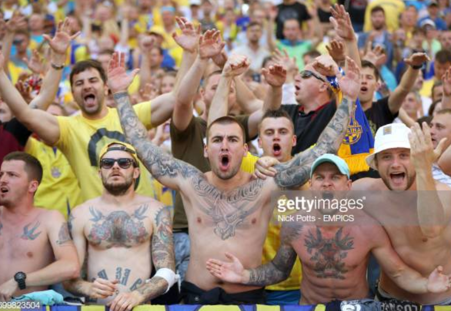 I gjithë stadiumi thirri “serbët, ku*va të Rusisë!” Del videoja e tifozëve ukrainas (VIDEO)