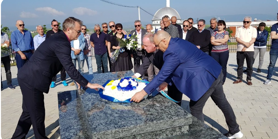 Krerët e FFK-së dhe ish-bashkëlojtarët bëjnë homazhe tek varri i ish-presidentit Vokrri