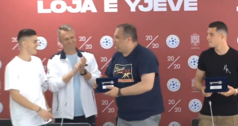 Shpend Ahmeti ua dorëzon ‘Çelësin e Prishtinës’ dy futbollistëve të njohur, Granit Xhaka dhe Milot Rashica