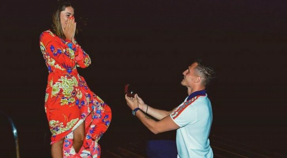 Taulant Xhaka i propozon në gjunjë për martesë të fejuarës së tij, Arbnorës