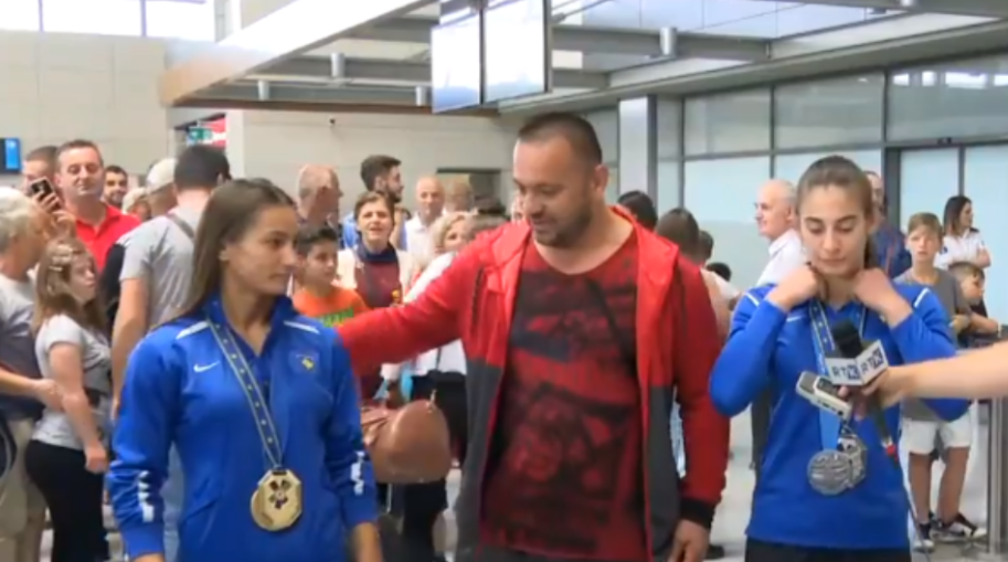 Majlinda dhe Nora rikthehen në Kosovë me medalje nga Bjellorusia