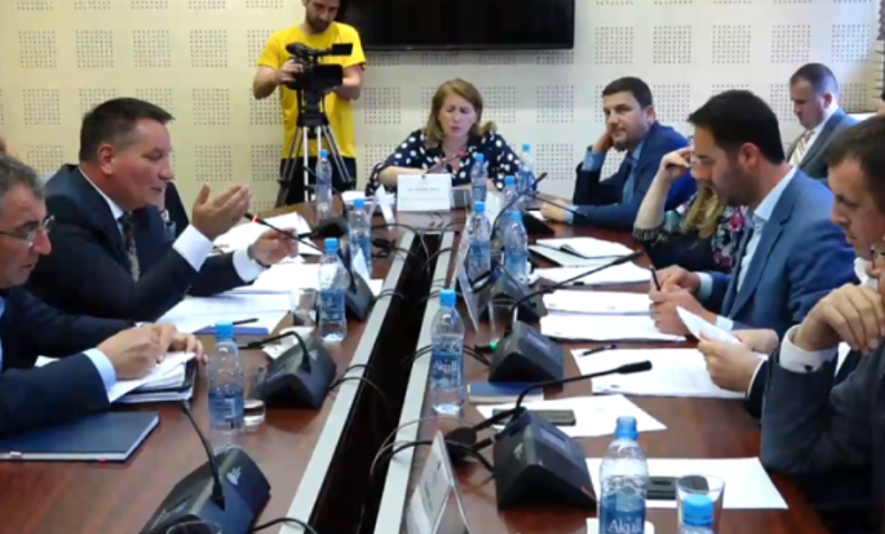 Pal Lekaj nxehet keq kur Konjufca e pyet sa pare i ke marrë prej Devollëve