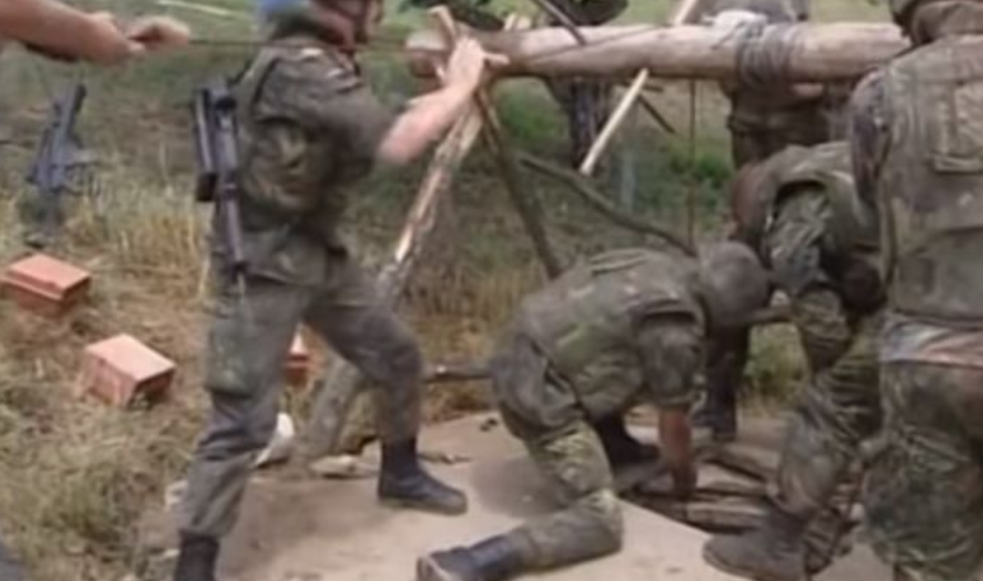 Pamje të rënda nga lufta në Kosovë: Momenti kur trupat e shqiptarëve nxirren nga bunaret