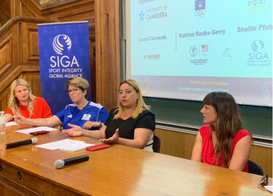 Elda Gjoka po ligjëron në sesionin e SIGA-s me temën: “Lidershipi i Femrës në Sport”