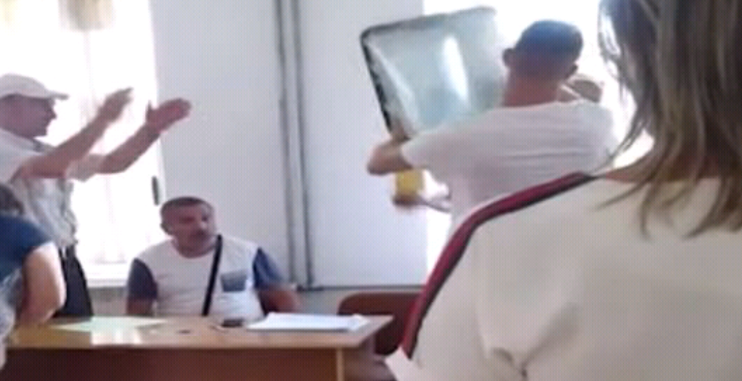 “Tunde, tunde!” Kapet në kamera momenti kur komisionerët socialistë nxjerrin fletë votimi nga kutitë (VIDEO)