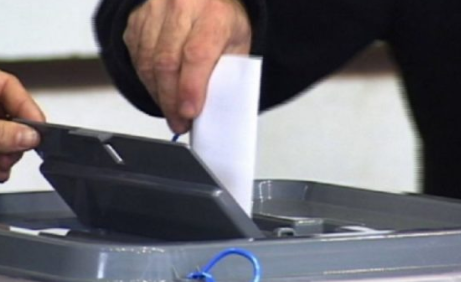 KQZ justifikohet për vonesën prej 3 orësh dhe tregon sa shqiptarë kanë votuar në total