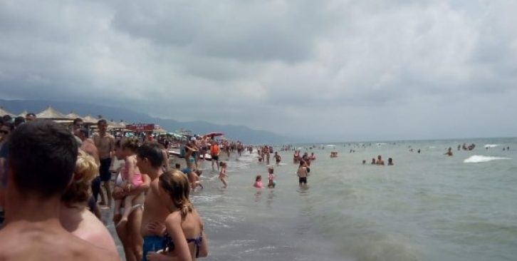Situatë dramatike në plazhin shqiptar, tre persona pranë mbytjes