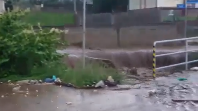 Reshjet e shiut shkatërrojnë rrugët e këtij fshati në Suharekë