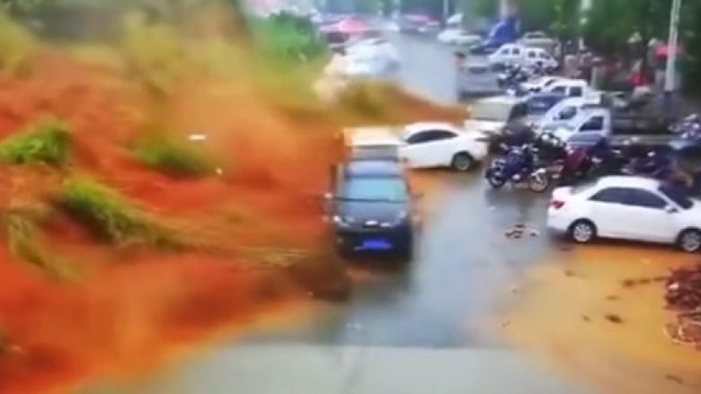 Pamje që tregojnë se çfarë dëmi shkaktoi një rrëshqitje dheu në Kinë (Video)