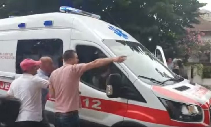 Protestuesit në Shkodër tentojnë rrëmbimin e ambulancës për të goditur policinë