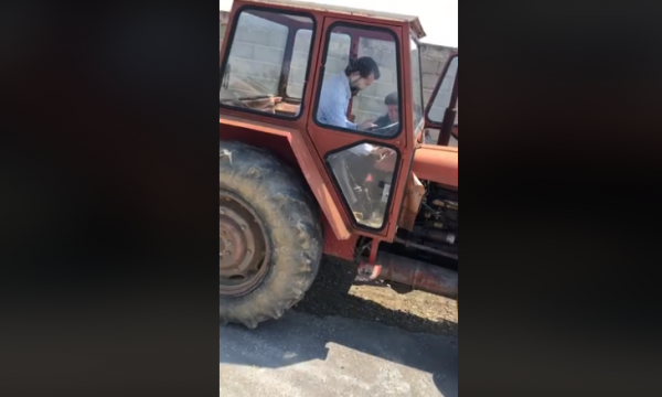 Labi shkon te dajtë e hip në traktor: Lezet më të madh nuk ka
