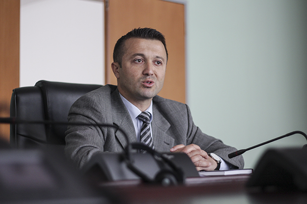 Deputeti Berisha: Mos na quani komuniteti RAE