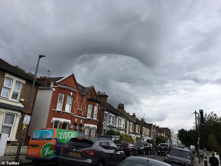 Pamje të çuditshme, një ‘vrimë e zezë’ misterioze u shfaq në qiellin londinez