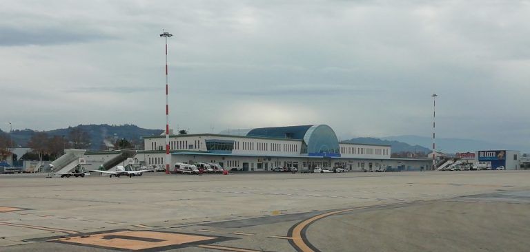 Frikë dhe panik gjatë fluturimit Tiranë-Romë, shqiptari rreh babain dhe kërcënon me armë
