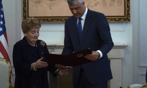 Thaçi ia huq emrin ish-sekretares Albright, ia bën ‘tag’ krejt dikujt tjetër