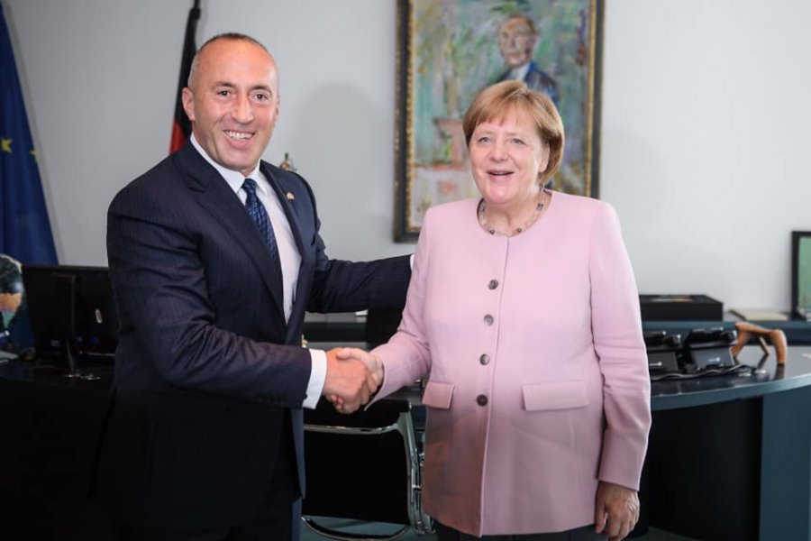 Kryeministri Ramush Haradinaj shërbehet me kafe nga Angela Merkel (FOTO)