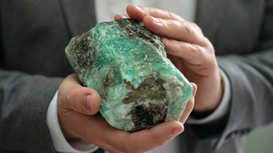 Zbulohet smeraldi unik dhe masiv në Rusi